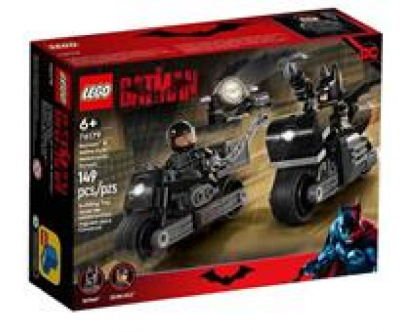 BATMAN & SELINA KYLE MOTORCYCLE PURSU
